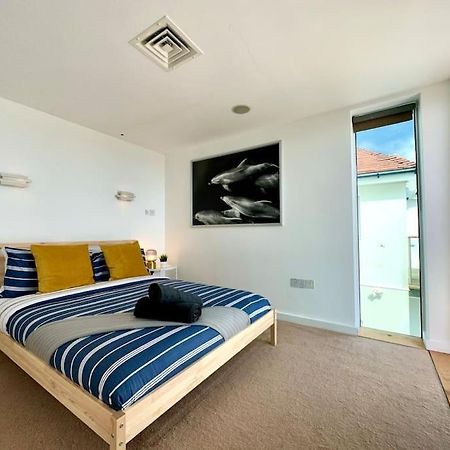 Stunning Panoramic Sea View Beach Location - Sleeps Up To 4 People - Free Parking - The Best Beach! - Great Location - Fast Wifi - Smart Tv - Newly Decorated - Sleeps Up To 4! Close To Bournemouth & Poole Town Centre & Sandbanks Kültér fotó