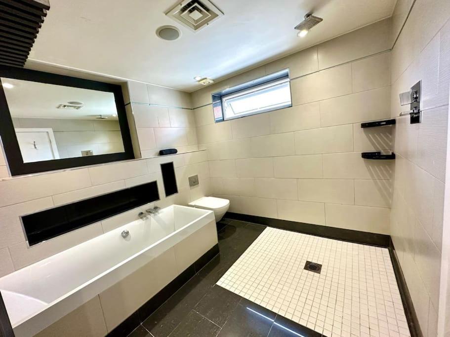 Stunning Panoramic Sea View Beach Location - Sleeps Up To 4 People - Free Parking - The Best Beach! - Great Location - Fast Wifi - Smart Tv - Newly Decorated - Sleeps Up To 4! Close To Bournemouth & Poole Town Centre & Sandbanks Kültér fotó