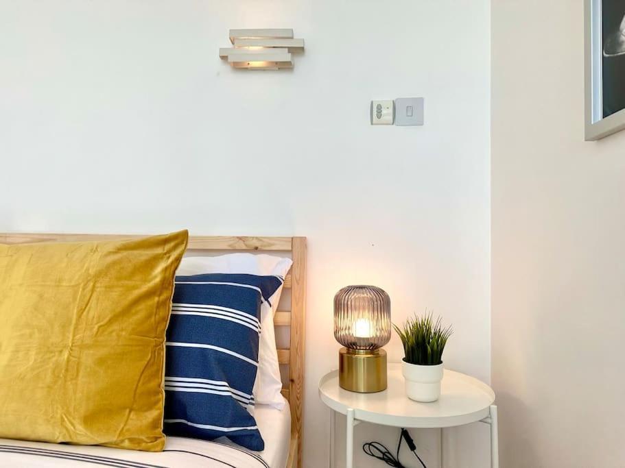 Stunning Panoramic Sea View Beach Location - Sleeps Up To 4 People - Free Parking - The Best Beach! - Great Location - Fast Wifi - Smart Tv - Newly Decorated - Sleeps Up To 4! Close To Bournemouth & Poole Town Centre & Sandbanks Kültér fotó