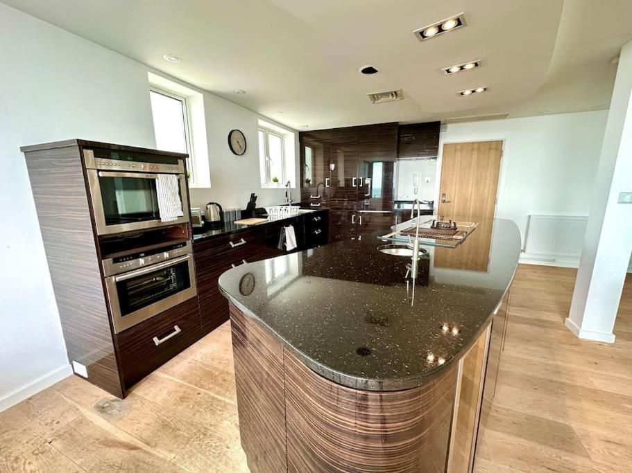Stunning Panoramic Sea View Beach Location - Sleeps Up To 4 People - Free Parking - The Best Beach! - Great Location - Fast Wifi - Smart Tv - Newly Decorated - Sleeps Up To 4! Close To Bournemouth & Poole Town Centre & Sandbanks Kültér fotó
