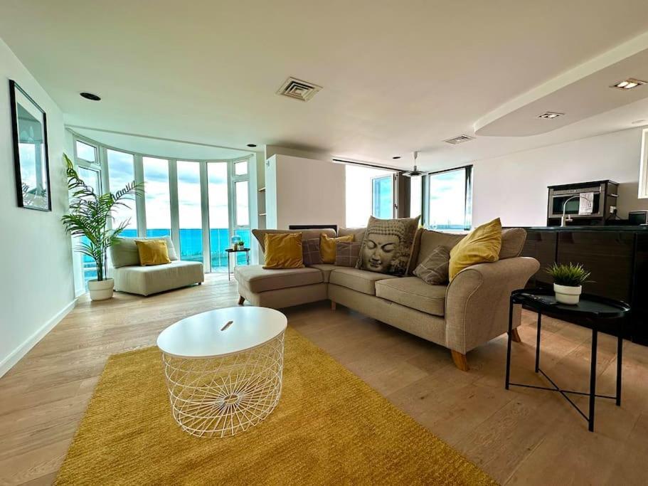 Stunning Panoramic Sea View Beach Location - Sleeps Up To 4 People - Free Parking - The Best Beach! - Great Location - Fast Wifi - Smart Tv - Newly Decorated - Sleeps Up To 4! Close To Bournemouth & Poole Town Centre & Sandbanks Kültér fotó