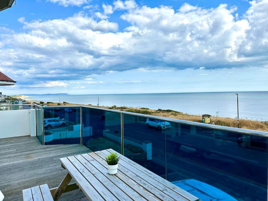 Stunning Panoramic Sea View Beach Location - Sleeps Up To 4 People - Free Parking - The Best Beach! - Great Location - Fast Wifi - Smart Tv - Newly Decorated - Sleeps Up To 4! Close To Bournemouth & Poole Town Centre & Sandbanks Kültér fotó