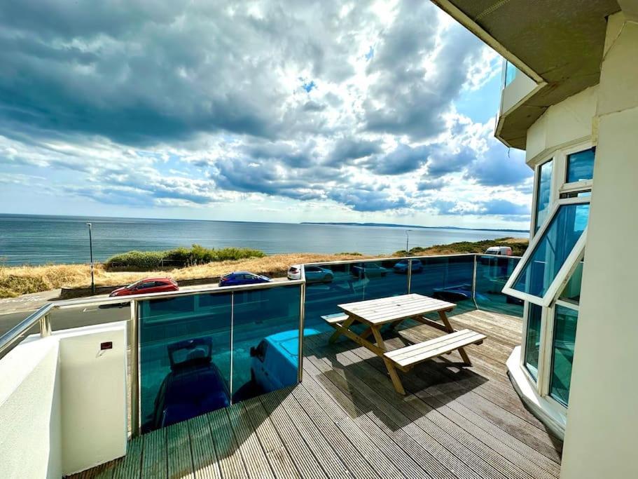 Stunning Panoramic Sea View Beach Location - Sleeps Up To 4 People - Free Parking - The Best Beach! - Great Location - Fast Wifi - Smart Tv - Newly Decorated - Sleeps Up To 4! Close To Bournemouth & Poole Town Centre & Sandbanks Kültér fotó