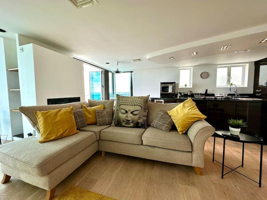Stunning Panoramic Sea View Beach Location - Sleeps Up To 4 People - Free Parking - The Best Beach! - Great Location - Fast Wifi - Smart Tv - Newly Decorated - Sleeps Up To 4! Close To Bournemouth & Poole Town Centre & Sandbanks Kültér fotó
