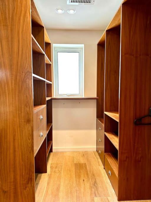 Stunning Panoramic Sea View Beach Location - Sleeps Up To 4 People - Free Parking - The Best Beach! - Great Location - Fast Wifi - Smart Tv - Newly Decorated - Sleeps Up To 4! Close To Bournemouth & Poole Town Centre & Sandbanks Kültér fotó