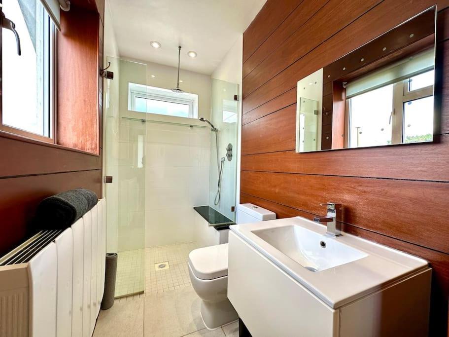 Stunning Panoramic Sea View Beach Location - Sleeps Up To 4 People - Free Parking - The Best Beach! - Great Location - Fast Wifi - Smart Tv - Newly Decorated - Sleeps Up To 4! Close To Bournemouth & Poole Town Centre & Sandbanks Kültér fotó
