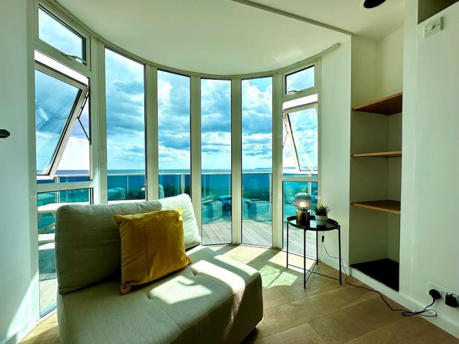 Stunning Panoramic Sea View Beach Location - Sleeps Up To 4 People - Free Parking - The Best Beach! - Great Location - Fast Wifi - Smart Tv - Newly Decorated - Sleeps Up To 4! Close To Bournemouth & Poole Town Centre & Sandbanks Kültér fotó