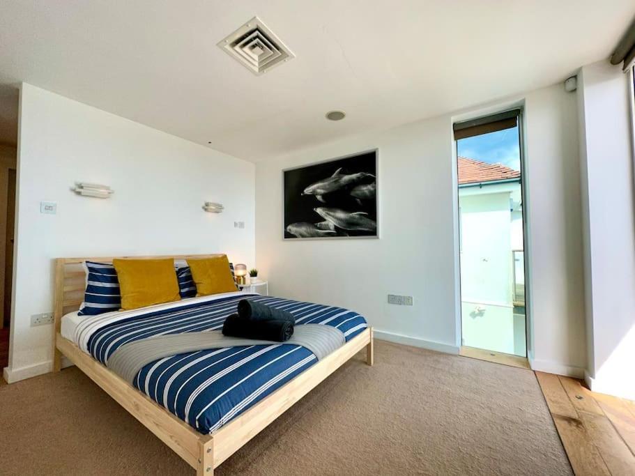 Stunning Panoramic Sea View Beach Location - Sleeps Up To 4 People - Free Parking - The Best Beach! - Great Location - Fast Wifi - Smart Tv - Newly Decorated - Sleeps Up To 4! Close To Bournemouth & Poole Town Centre & Sandbanks Kültér fotó