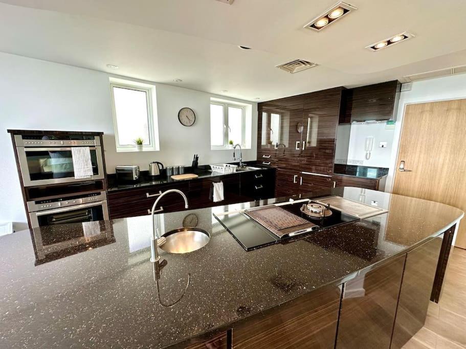 Stunning Panoramic Sea View Beach Location - Sleeps Up To 4 People - Free Parking - The Best Beach! - Great Location - Fast Wifi - Smart Tv - Newly Decorated - Sleeps Up To 4! Close To Bournemouth & Poole Town Centre & Sandbanks Kültér fotó