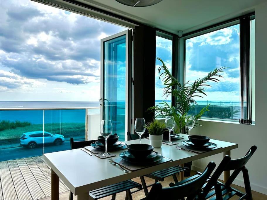 Stunning Panoramic Sea View Beach Location - Sleeps Up To 4 People - Free Parking - The Best Beach! - Great Location - Fast Wifi - Smart Tv - Newly Decorated - Sleeps Up To 4! Close To Bournemouth & Poole Town Centre & Sandbanks Kültér fotó