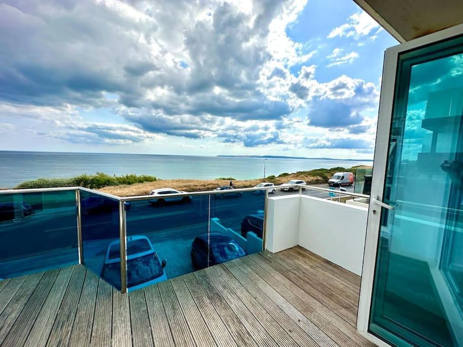 Stunning Panoramic Sea View Beach Location - Sleeps Up To 4 People - Free Parking - The Best Beach! - Great Location - Fast Wifi - Smart Tv - Newly Decorated - Sleeps Up To 4! Close To Bournemouth & Poole Town Centre & Sandbanks Kültér fotó