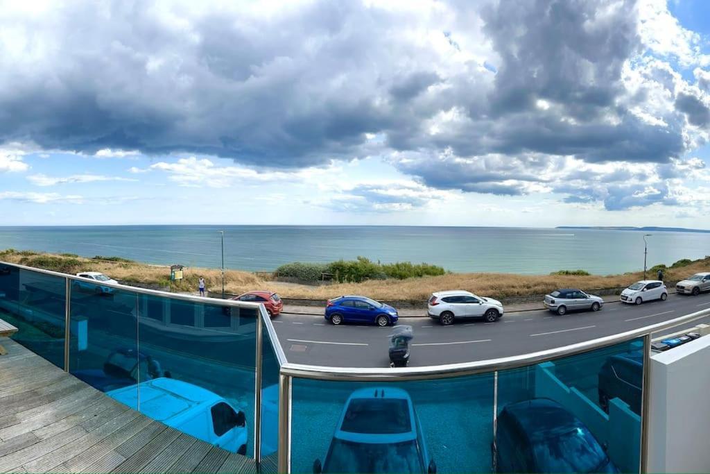 Stunning Panoramic Sea View Beach Location - Sleeps Up To 4 People - Free Parking - The Best Beach! - Great Location - Fast Wifi - Smart Tv - Newly Decorated - Sleeps Up To 4! Close To Bournemouth & Poole Town Centre & Sandbanks Kültér fotó